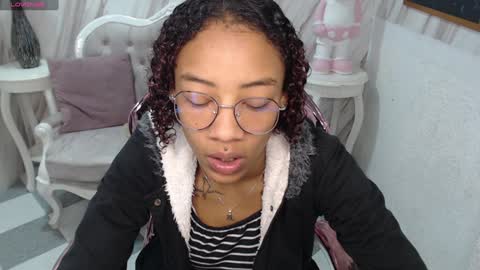 violeth_b online show from December 17, 12:43 pm