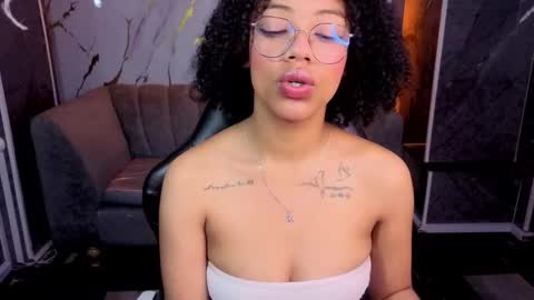 violeth_b online show from November 28, 2:42 pm