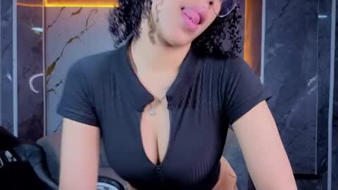 violeth_b online show from April 22, 1:12 pm