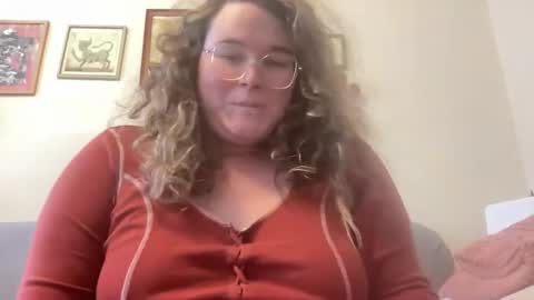 Snapshot of violetlyhappy chatting on April 24, 4:31 pm violetlyhappy online show from April 24, 4:31 pm