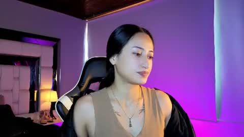 Snapshot of violetskinny chatting on August 3, 6:55 pm violetskinny online show from August 3, 6:55 pm