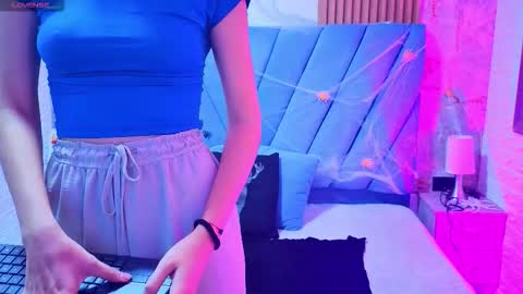 Snapshot of violett__golden chatting on October 12, 8:52 pm ViolettGolden online show from October 12, 8:52 pm