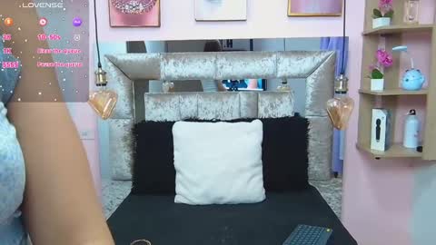 Snapshot of violett_froz chatting on January 24, 5:00 pm Violeta froz online show from January 24, 5:00 pm