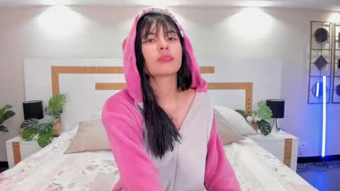 Snapshot of violettaa_stone chatting on June 9, 3:51 am Violettaa online show from June 9, 3:51 am