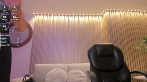Snapshot of violettcastel chatting on January 23, 2:12 am Violett Castel online show from January 23, 2:12 am