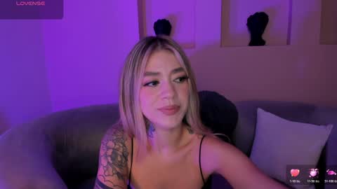 Snapshot of violetthansson chatting on May 2, 10:31 am Violett online show from May 2, 10:31 am