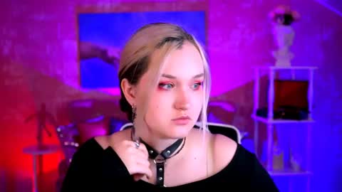 Snapshot of violettwoods chatting on May 29, 8:23 am Violett online show from May 29, 8:23 am