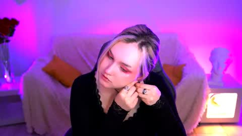 Snapshot of violettwoods chatting on June 1, 8:16 am Violett online show from June 1, 8:16 am
