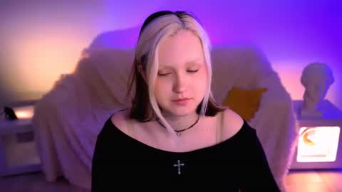 Snapshot of violettwoods chatting on June 18, 4:13 am Violett online show from June 18, 4:13 am