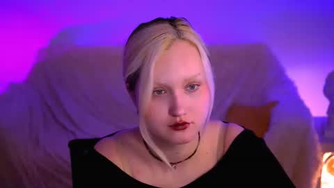 Snapshot of violettwoods chatting on June 18, 9:25 am Violett online show from June 18, 9:25 am