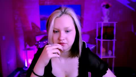 Snapshot of violettwoods chatting on June 28, 8:09 am Violett online show from June 28, 8:09 am