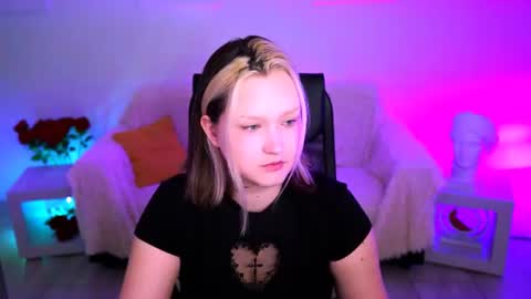 Snapshot of violettwoods chatting on July 4, 8:09 am Violett online show from July 4, 8:09 am