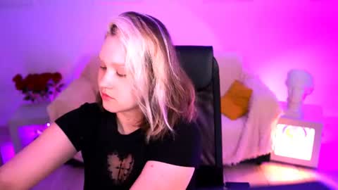 Snapshot of violettwoods chatting on July 8, 6:18 am Violett online show from July 8, 6:18 am