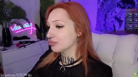 Snapshot of violetvio1ator chatting on November 2, 4:04 am Dommy mommy online show from November 2, 4:04 am