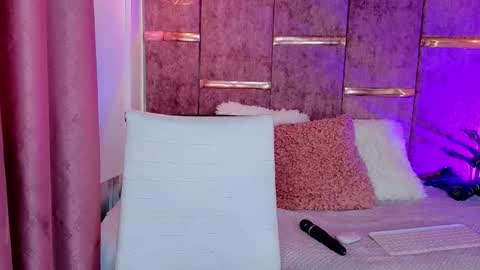 viollettebylyly online show from October 2, 12:01 pm