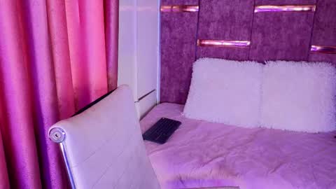 viollettebylyly online show from October 20, 1:55 pm