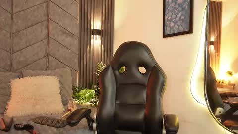 viollettebylyly online show from January 8, 2:30 pm