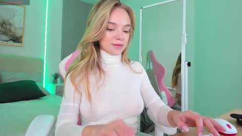 Snapshot of virrginchloee chatting on November 23, 3:28 am Chloe online show from November 23, 3:28 am