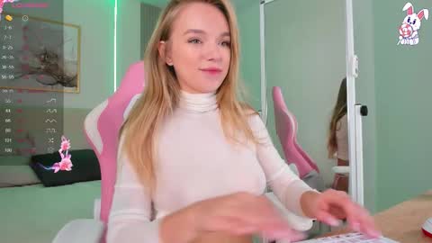 Snapshot of virrginchloee chatting on November 24, 3:50 am Chloe online show from November 24, 3:50 am