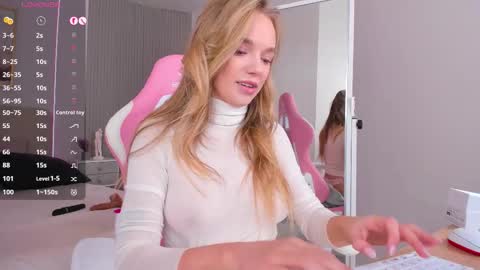 Snapshot of virrginchloee chatting on November 29, 3:31 am Chloe online show from November 29, 3:31 am