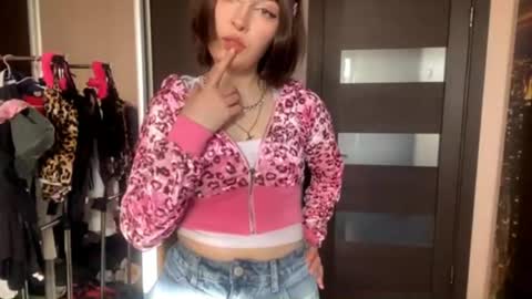 Snapshot of virusdoll chatting on April 15, 1:51 pm virusdoll online show from April 15, 1:51 pm