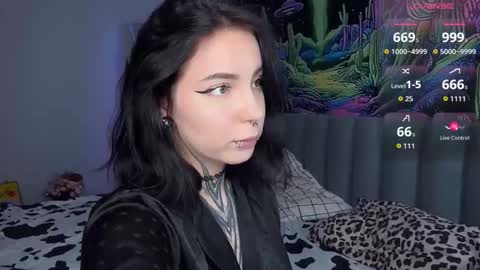 Snapshot of vivi__squirrel chatting on November 16, 1:28 pm Vivi online show from November 16, 1:28 pm