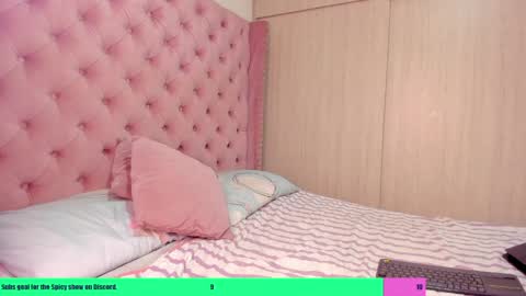 Snapshot of vivi_cooper chatting on April 21, 2:04 am vivi cooper online show from April 21, 2:04 am