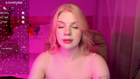 Snapshot of vivian_page chatting on December 5, 12:00 pm Aurora online show from December 5, 12:00 pm