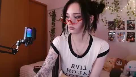 vivian_qwerty online show from July 9, 6:17 am