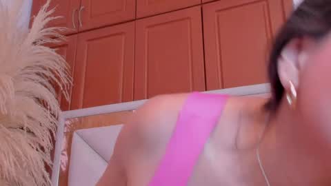Snapshot of vivianne_scott chatting on May 19, 12:33 pm Vivi online show from May 19, 12:33 pm