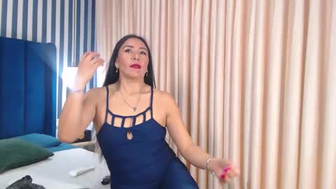 Snapshot of viviennerosette chatting on November 18, 1:04 pm Vivian online show from November 18, 1:04 pm