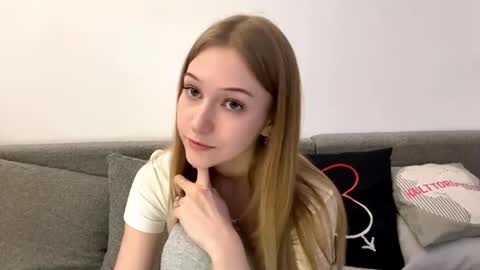 Snapshot of viviennewanko chatting on April 19, 3:22 pm Kristy online show from April 19, 3:22 pm