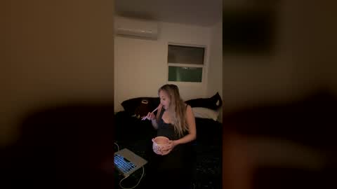 Snapshot of vonbombon chatting on December 15, 2:05 am vonbombon online show from December 15, 2:05 am