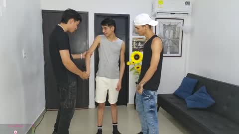 voyeurism_guys online show from April 22, 11:06 pm