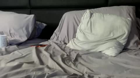 Enjoy guys of all ages if you are not on cam please dont ask for requests if i dont respond dont think im ignoring you i online show from December 15, 7:40 pm