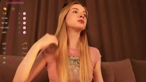 Snapshot of w1xll chatting on November 15, 4:43 am Nana online show from November 15, 4:43 am