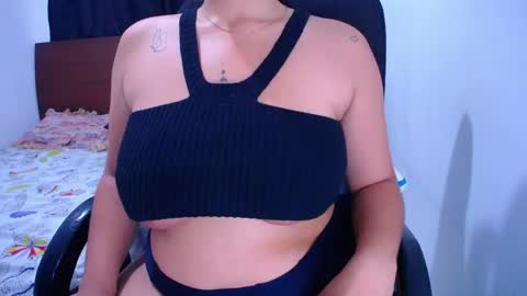 Snapshot of wanda_ember chatting on December 10, 9:33 pm Wanda and Ember online show from December 10, 9:33 pm