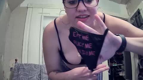 Snapshot of warwhore24 chatting on February 5, 8:25 pm warwhore24 online show from February 5, 8:25 pm