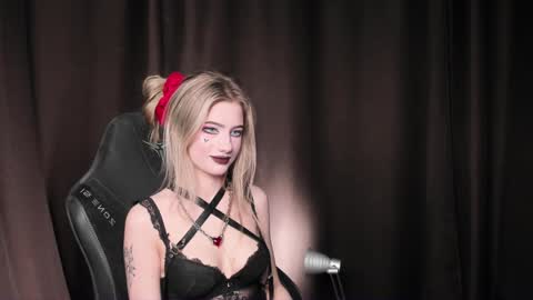 Snapshot of waterfallwoods chatting on December 13, 7:04 am waterfallwoods online show from December 13, 7:04 am