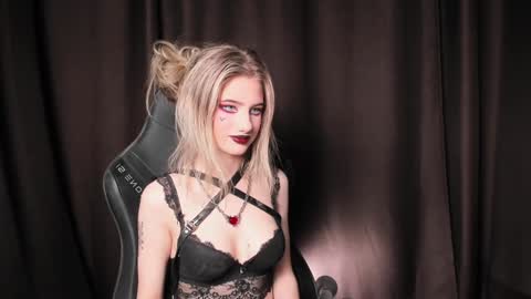 Snapshot of waterfallwoods chatting on December 15, 8:08 am waterfallwoods online show from December 15, 8:08 am