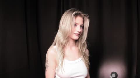 Snapshot of waterfallwoods chatting on December 19, 7:51 pm waterfallwoods online show from December 19, 7:51 pm