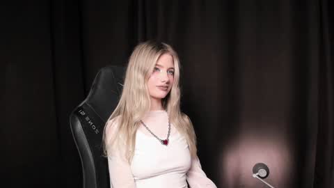 Snapshot of waterfallwoods chatting on December 21, 5:07 pm waterfallwoods online show from December 21, 5:07 pm