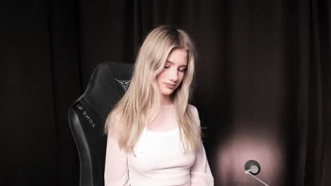 Snapshot of waterfallwoods chatting on December 22, 7:00 am waterfallwoods online show from December 22, 7:00 am