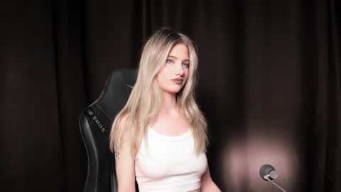 Snapshot of waterfallwoods chatting on December 24, 4:40 pm waterfallwoods online show from December 24, 4:40 pm