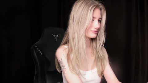 Snapshot of waterfallwoods chatting on January 18, 7:15 pm waterfallwoods online show from January 18, 7:15 pm