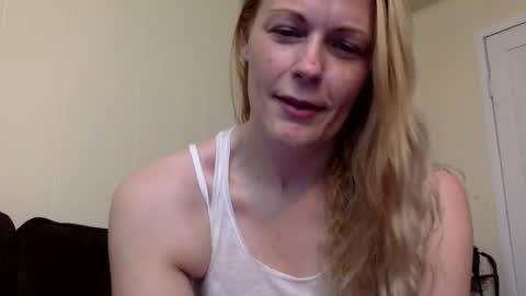 Snapshot of webcumcouple chatting on May 19, 5:41 pm HayleyJay online show from May 19, 5:41 pm