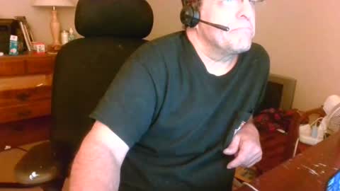 Snapshot of welderod chatting on June 28, 6:41 am welderod online show from June 28, 6:41 am
