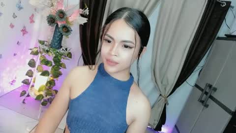 Snapshot of wellcumbabyxx chatting on May 6, 5:51 pm Hi Im LOVIE Please dont forget to follow and thumbs up me online show from May 6, 5:51 pm