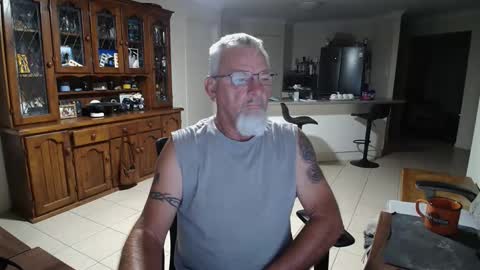 Wellhelloo online show from February 24, 7:01 pm