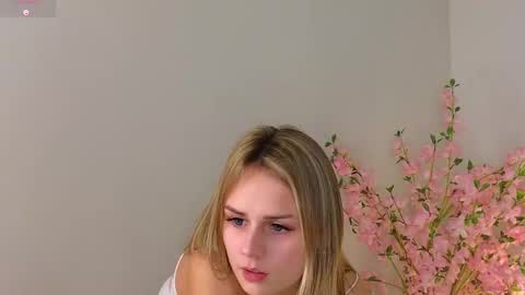 Snapshot of wendy__doll chatting on February 18, 3:31 am Im Wendy online show from February 18, 3:31 am
